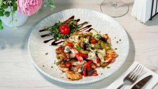 Piept de pui cu roșii cherry și mozzarella di buffala