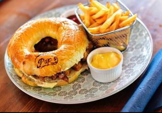 Bagels con pollo fritto, bacon croccante, senape al miele 