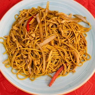 Tallarines De Trigo Con Pollo