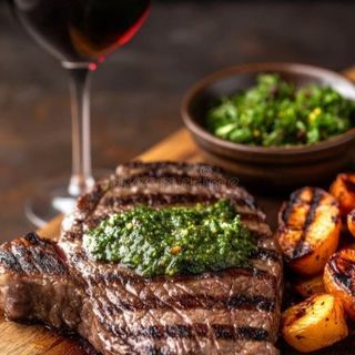 Entrecot De Ternera AL Chimichurri Con Su Guarnicion