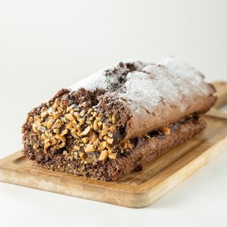 შოკოლადის რულეტი თხილეულით