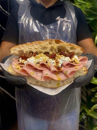 Mortadella stracciatella olio e pomodoro secchi e taralli sbriciolati