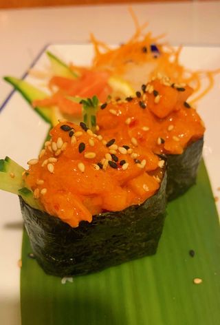 52. Gunkan Spicy Salmón (2 Uds.)