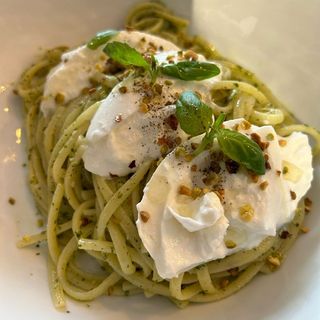 Tonnarelli (pasta fresca) con pesto di rucula, burrata y pistachio 
