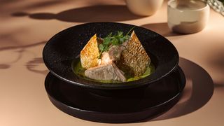 გრილზე შემწვრი ორაგული ქინძმარის სოუსით