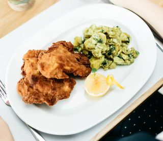 Pohana piletina, krumpir salata s bučinim uljem