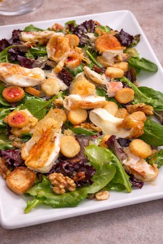 Ensalada Templada De Secreto Y Rulo De Cabra