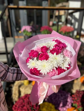 Букет з хризантем, діантусів та кущових троянд