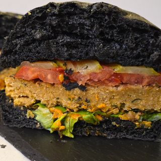 Vegan burger sa leblebijama i pomfrit
