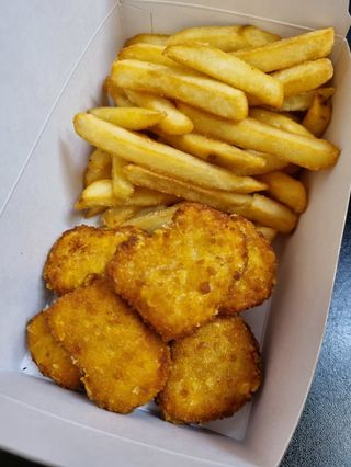 Nuggetsy + frytki + sos