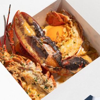 HUEVOS ESTRELLADOS CON PATATAS Y  BOGAVANTE