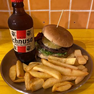 Combo burger, chips e birra 