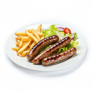 Plato de salchichas con ensalada y patatas