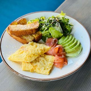 Омлет або скрембл з лососем