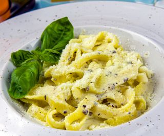 Паста з італійськими сирами та трюфелем