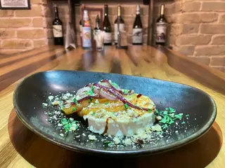 Запечено козе сирене с ананас и орехи