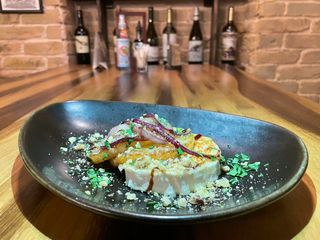 Запечено козе сирене с ананас и орехи