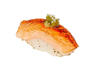 Nigiri z opalonym łososiem
