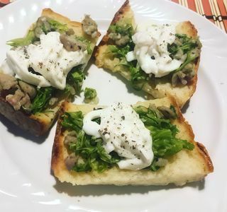 Crostone con salsicce, friarielli e provola