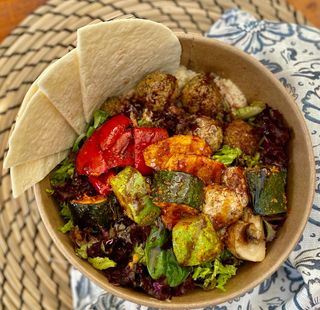 Hummus & falafel cu legume la cuptor