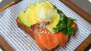 Тост-Бенедикт с лососем и авокадо