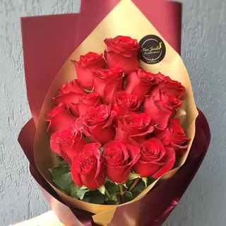 Buchet cu 17 trandafiri roșii 