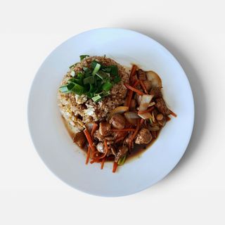 Kung pao chicken si orez prajit cu oua normal