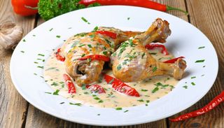 Pulpă de pui cu smântână și ardei copți