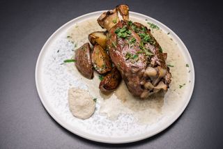 Ciolan de mangalita cu cartofi si sos de vin cu usturoi