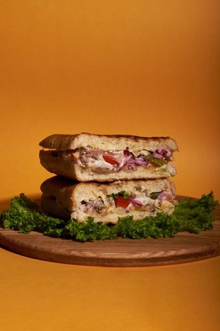 Паніні з куркою та соусом BBQ