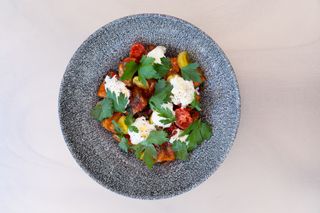 Теплий салат з баклажанами в кисло-солодкому соусі зі страчателлою, 330 г