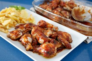 Plato de alitas a la barbacoa (6 Uds.) con patatas gajo al horno