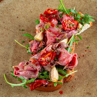 Bruschetta cu roastbeef