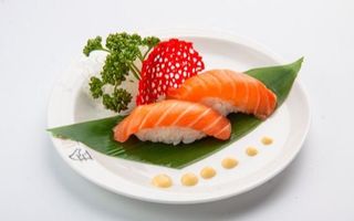 45. Nigiri salmone