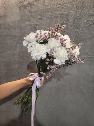 Bukiet biały z delikatną dekoracją