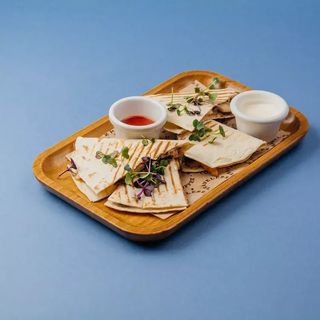 Кесадилья с цыпленком и грибами