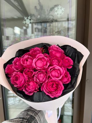 5 гілок малинових кущових троянд 