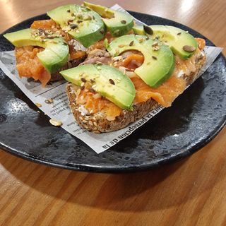 Rebanada Multicereal Con Salmón, Aguacate, Philadelphia Y Chía