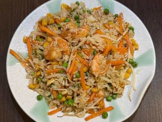 Riso saltato con gamberi e verdure