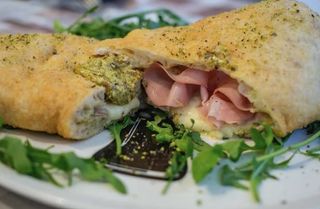 Pizza fritta con mozzarella fior di latte, pomodoro e mozzarella