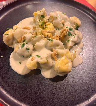 Ravioli Pera Con Salsa Gorgonzola Y Pesto De Nueces