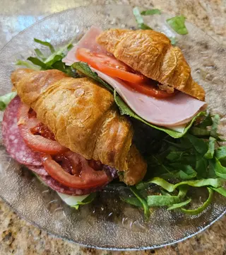 Mini croissante cu salam