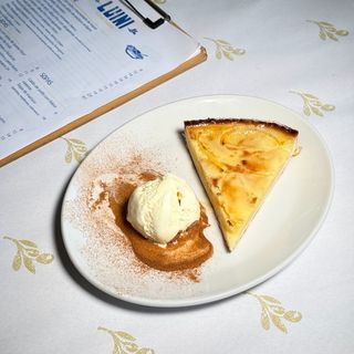 Tarta de manzana con helado vanil