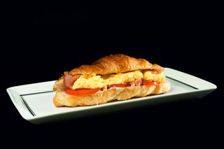 Круассан со скремблом