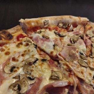 Pizza Prosciutto e Funghi