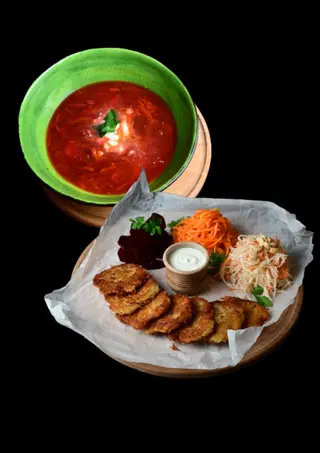 Борщ зі свининою + деруни з сметаною та салатами (300/300/150г)