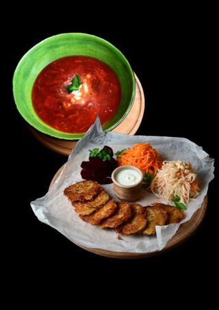 Борщ зі свининою + деруни з сметаною та салатами (300/300/150г)