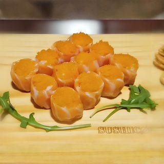 #1127 SUSHI SALMÃO COM OVAS (12 PEÇAS)