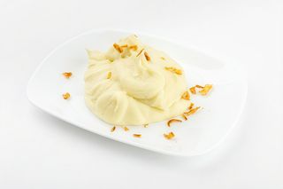 Purè di patate * impreziosito da briciole di cipolla croccante.