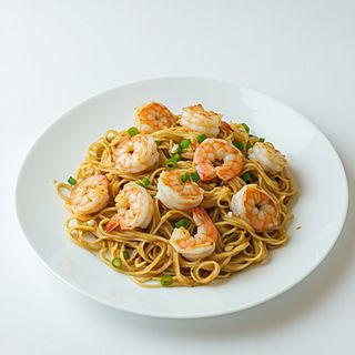 Spaghete prajite cu creveti, ou si legume